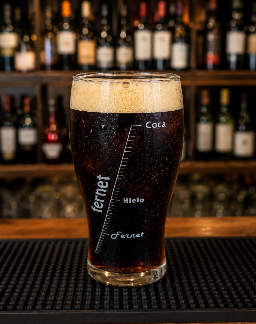 vaso de vidrio con medidor de fernet